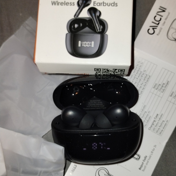 Traded Wireless Earbuds Black NIB - Picture 2 of 5